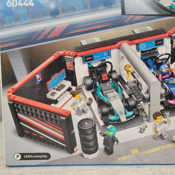 Lego City F1 Garage & Mercedes-AMG & Alpine Cars 60444 - Picture 7 of 11